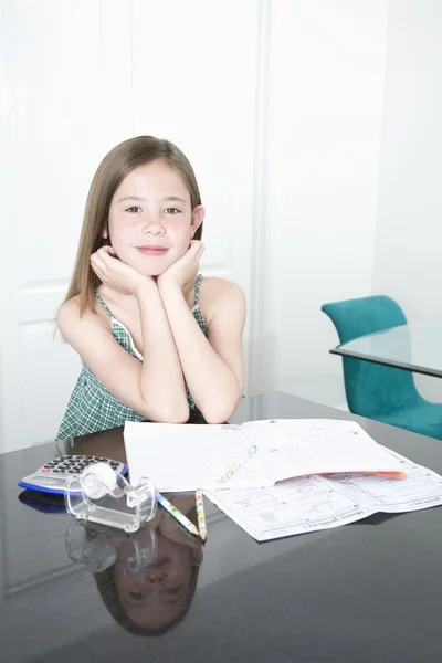 Jeune adolescent faire ses devoirs — Photo