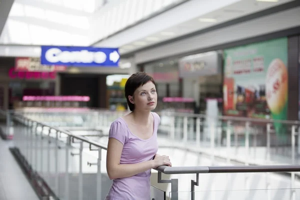 Mujer joven en el centro comercial — Foto de Stock