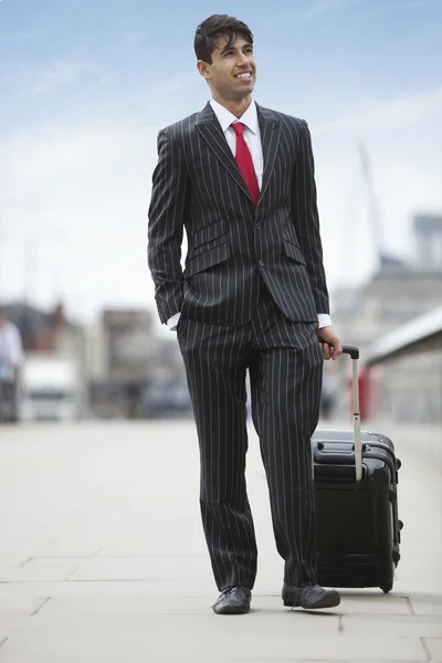 Hombre de negocios indio con equipaje — Foto de Stock