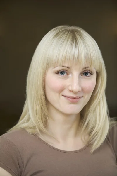 Young woman smiling — Stock Photo, Image