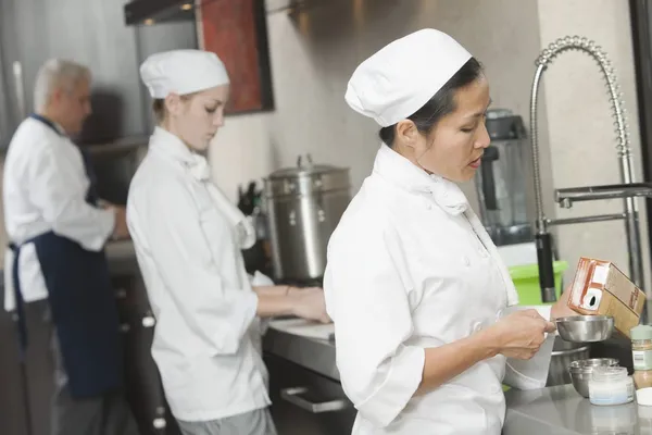 Chef-koks werken bij drukke keuken — Stockfoto