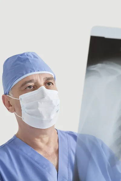 Surgeon examining x-ray — Stock Photo, Image