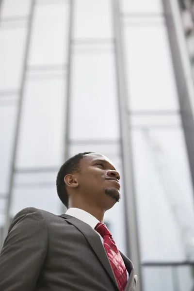 African American businessman looking away — Stock Photo, Image