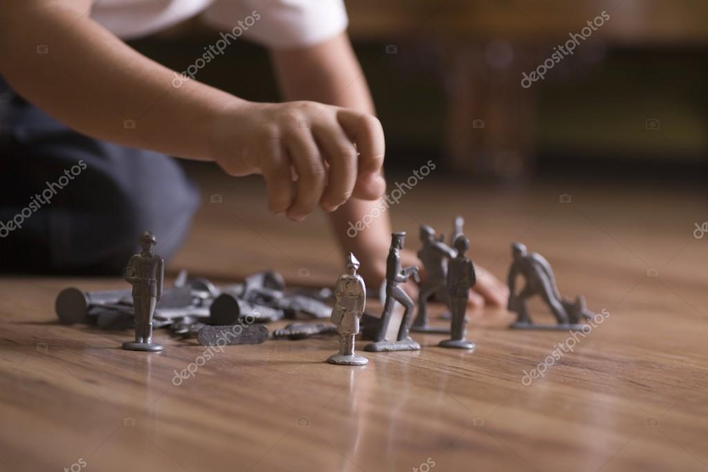 Chico jugando con soldados 2024