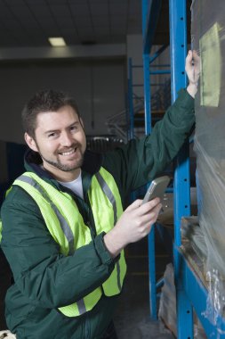 Hesap makinesi kullanan adam