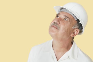 Kıdemli inşaat işçisi