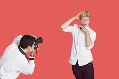 paparazziler tarafından fotoğrafının aktör