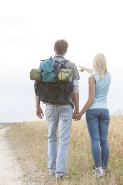 Bir şey için anne gösterilen kadın uzun yürüyüşe çıkan kimse