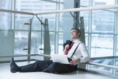 işadamı laptop ile uyuyor