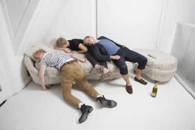 Uyuyan sarhoş erkek arkadaş