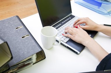 dizüstü bilgisayarda yazarak kadının elleri