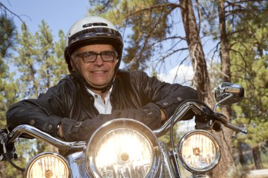 Komuta sizde motosiklet kaskı takıyor