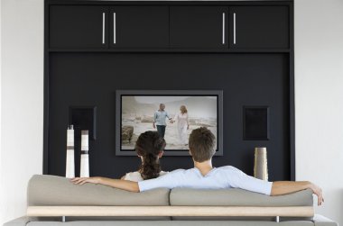 Çift televizyon izlerken film