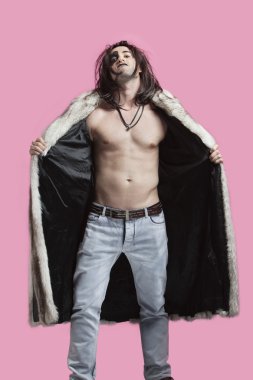 adam giyen kürk manto