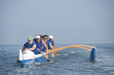 Outrigger Kano su takımda
