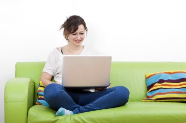 Dizüstü bilgisayar kullanan kadın