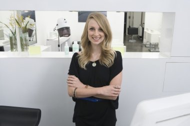 Kuaför içinde duran kadın