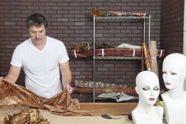 Moda Tasarımcısı çalışma