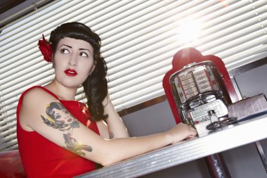 Amerikan diner Kırmızı elbiseli Retro kadın