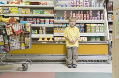 Buzdolabı sayacı tarafından ayakta çocuk