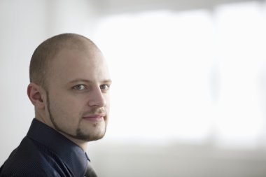 gülümseyen genç işadamı