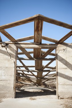 terk edilmiş evde açık mavi gökyüzü