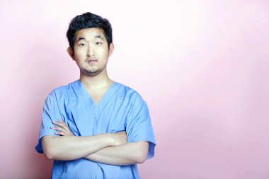 Önlük giyen doktor