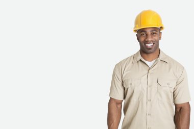Sarı kask kask takan Afrikalı adamın