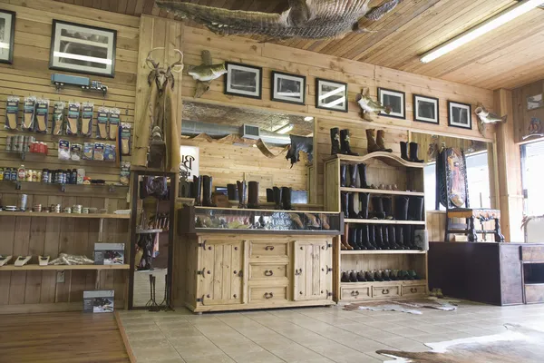 Традиционная мастерская сапожника — стоковое фото