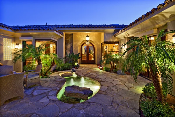 Villa binnenplaats met fonteinen — Stockfoto