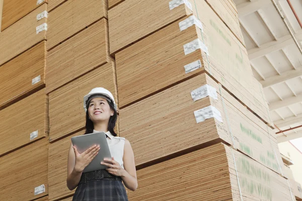 Industriearbeiterin hält Tablet in der Hand — Stockfoto