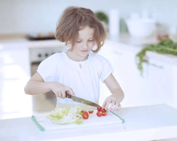 Chica picando tomates y haciendo una ensalada — Foto de Stock