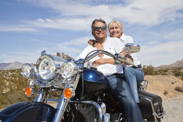 バイクに年配のカップル — ストック写真
