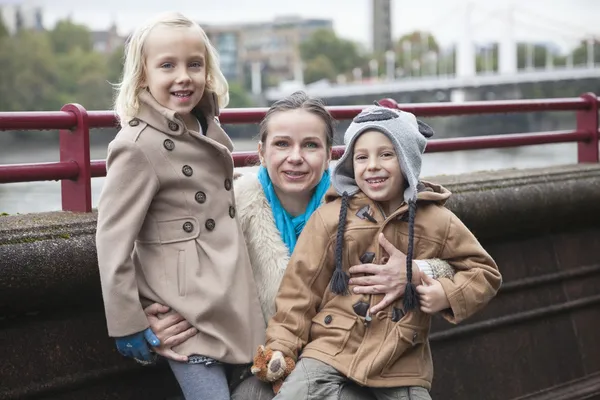 Frau mit Kindern lächelt — Stockfoto