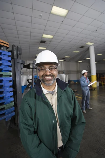 Man står i fabrik — Stockfoto