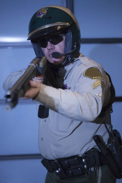 Nachtwacht patrolman met geweer — Stockfoto