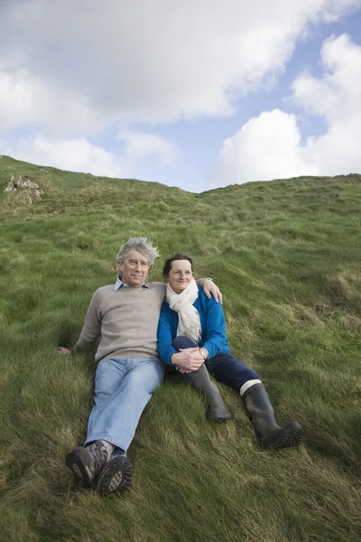 Pareja en paisaje no urbano — Foto de Stock