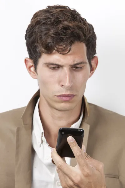 Homme pensif lisant un message texte — Photo