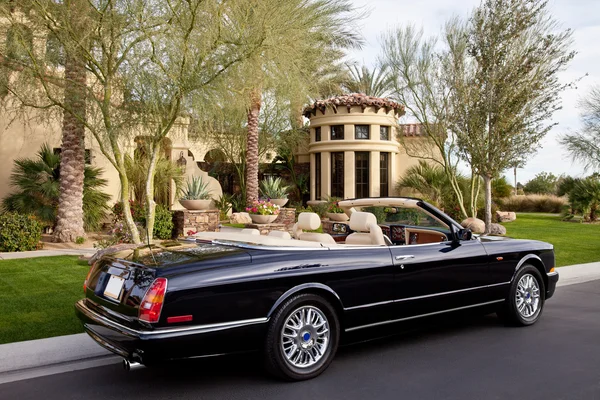 Voiture convertible garée — Photo