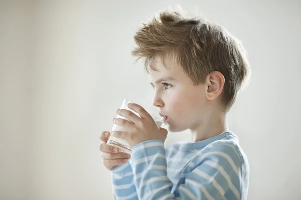 小さな男の子がミルクを飲んで — ストック写真