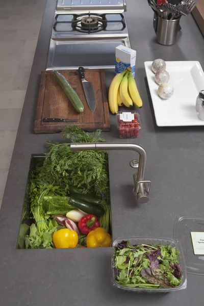 Ingredienti alimentari sul bancone della cucina — Foto Stock