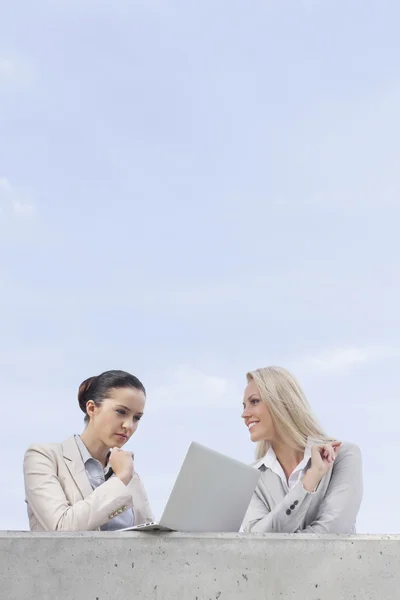 Empresaria de pie con su compañero de trabajo — Foto de Stock