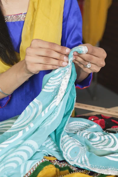 Dressmaker trabalhando em um sari — Fotografia de Stock