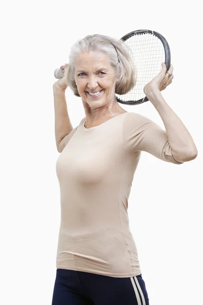 Seniorin hält Tennisschläger in der Hand — Stockfoto