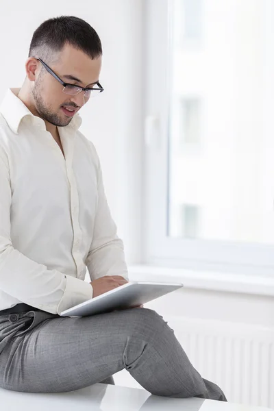 Geschäftsmann nutzt Tablet-Computer — Stockfoto