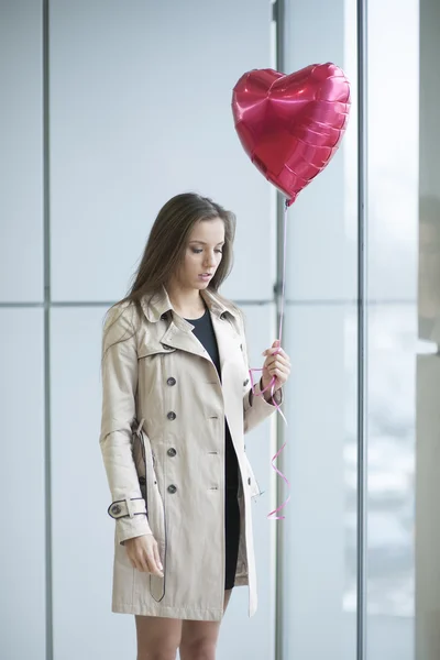 Szomorú nő holding szív alakú léggömb — Stock Fotó