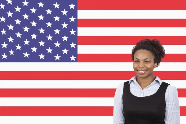 Zakenvrouw over Amerikaanse vlag — Stockfoto
