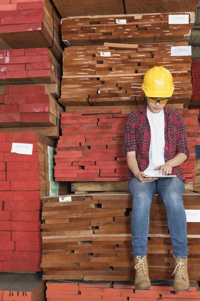 Asian female industrial worker — Stock Photo, Image