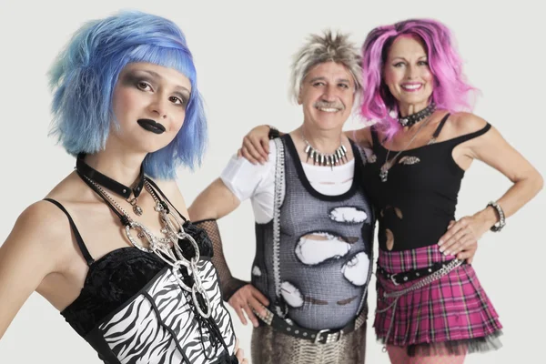 Punk femminile con anziani coppia — Foto Stock