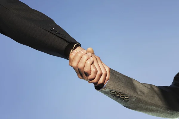 Empresários apertando as mãos — Fotografia de Stock